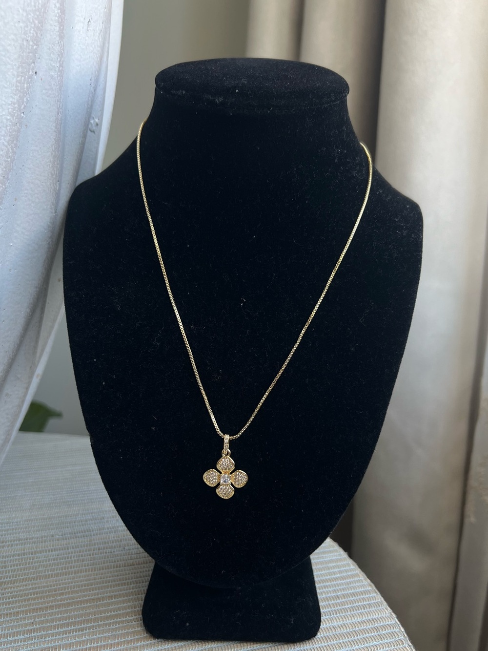 🩷-pavé gold flower pendant necklace